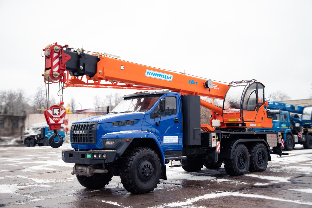 Клинцовский автокрановый завод выпустил новые автокраны на метане