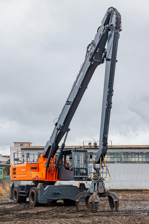 первый в России 40-тонный колесный  перегружатель