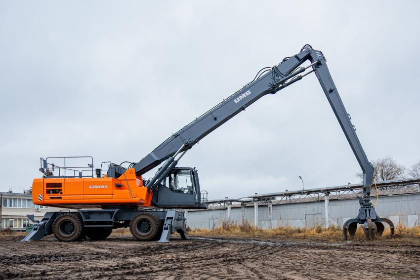 первый в России 40-тонный колесный  перегружатель